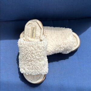 Dearfoams Cream Cozy Slippers